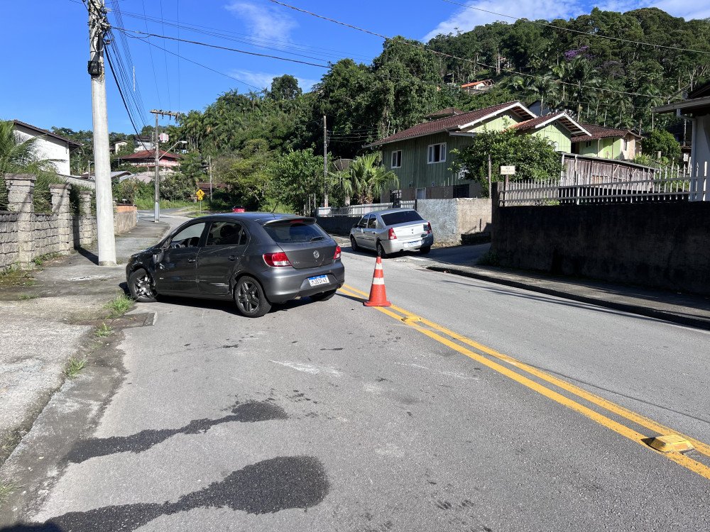 Motorista capota carro e atinge veículo estacionado no bairro Progresso