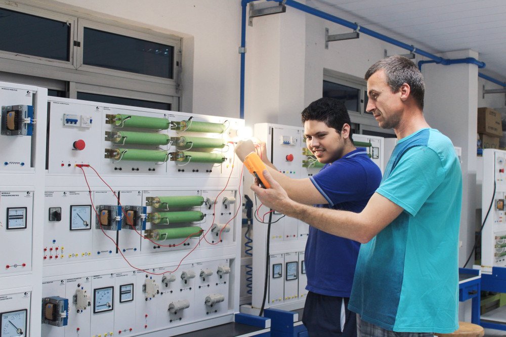 IFC Blumenau oferece vagas remanescentes para curso gratuito de eletricista industrial