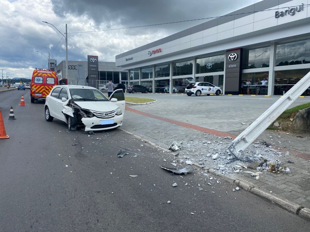 Motorista bate em poste apenas um dia após comprar carro; acidente aconteceu nesta quarta em Blumenau