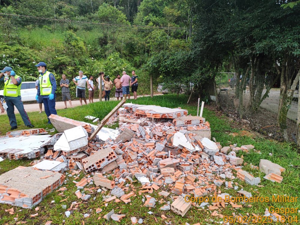 Homem morre após ser atingido por parede durante demolição em Gaspar