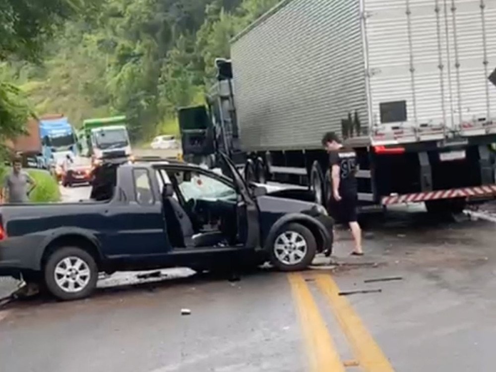 Acidente entre carro e carreta causa lentidão na BR-470, em Blumenau