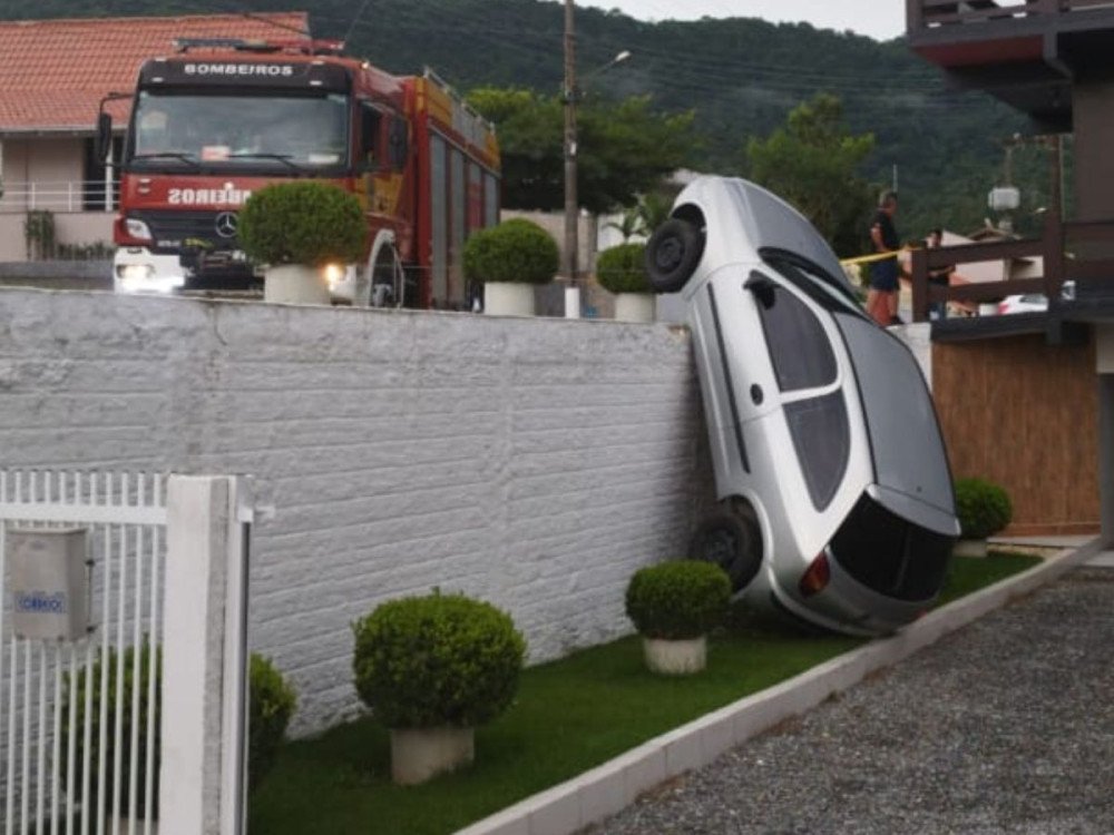 Carro fica de pé após motorista perder o controle em Rio do Sul