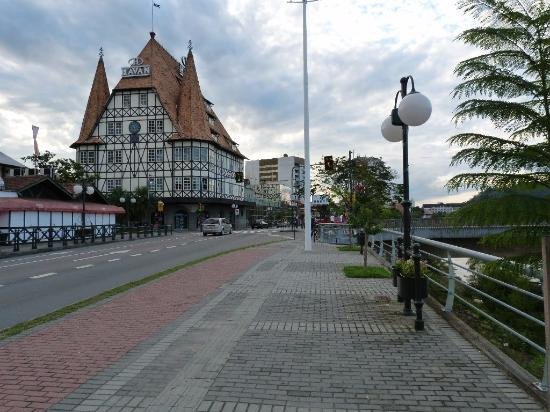 Avenida Beira-Rio de Blumenau recebe serviços de limpeza neste sábado; veja como fica o trânsito