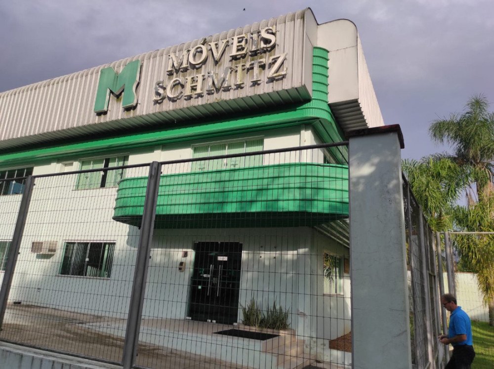 Primeira etapa do leilão para venda de bens da empresa Móveis Schmitz de Gaspar, acontece nesta segunda-feira