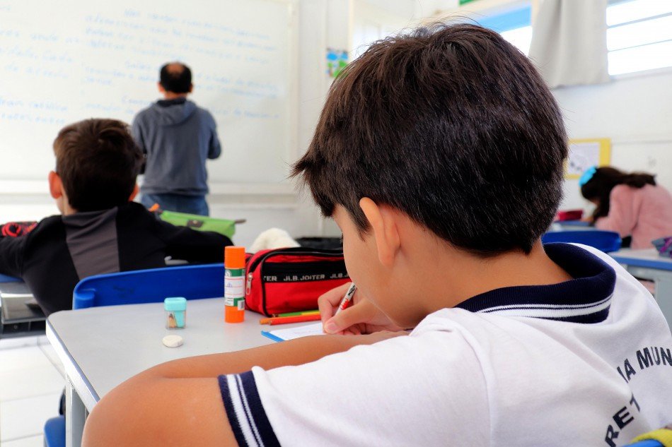 Vídeo: Secretária de Educação de Blumenau garante a entrega de materiais e merenda para os alunos da rede municipal