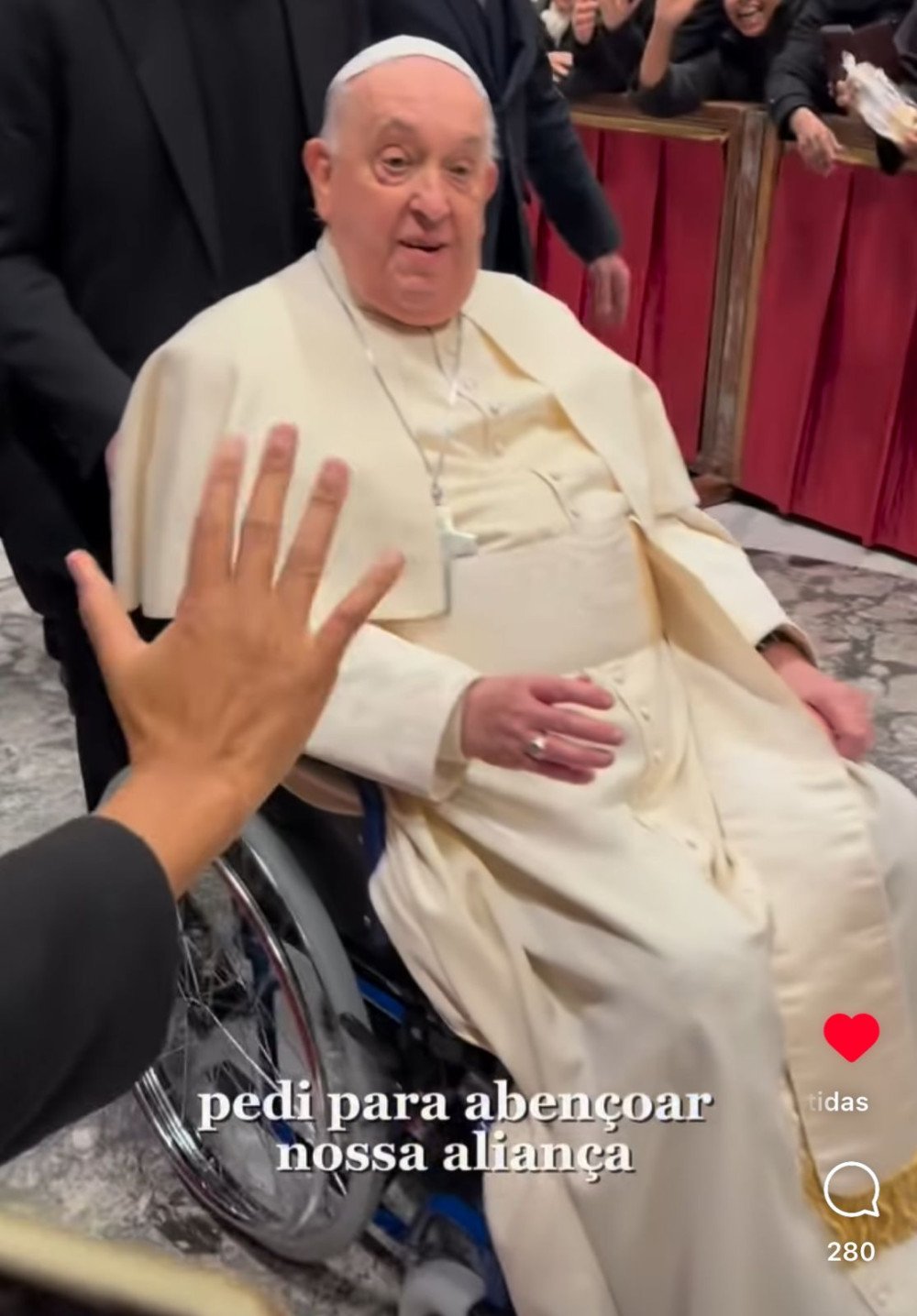 Vídeo de casal brasileiro viraliza após Papa Francisco abençoar aliança de noivado; veja