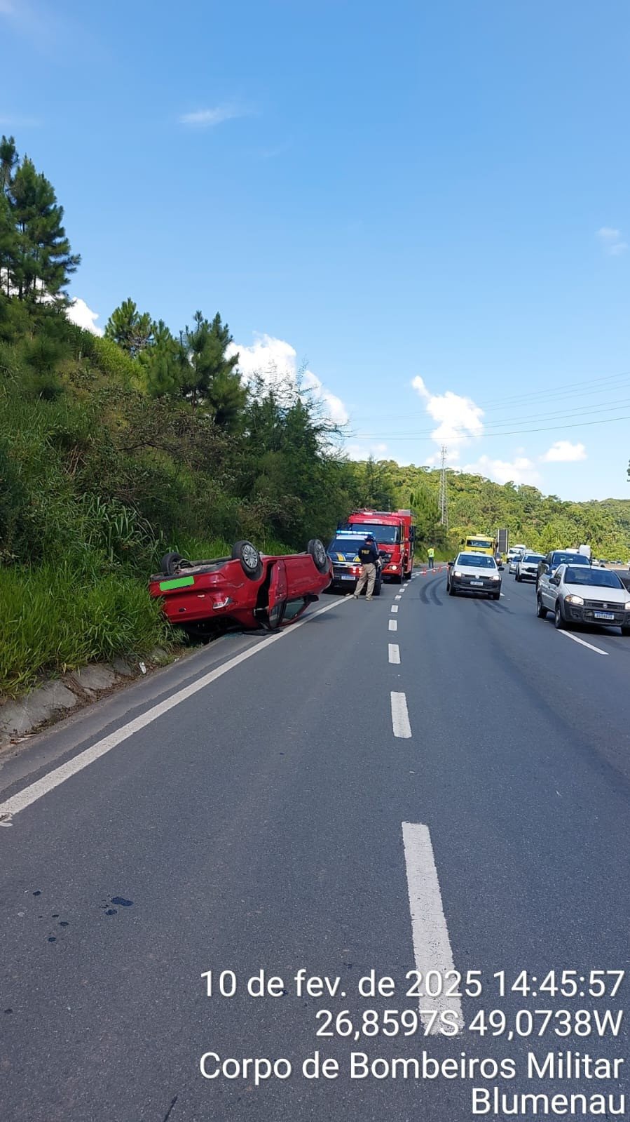 Batida entre carro e carreta na BR-470, em Blumenau, mobiliza bombeiros nesta segunda-feira