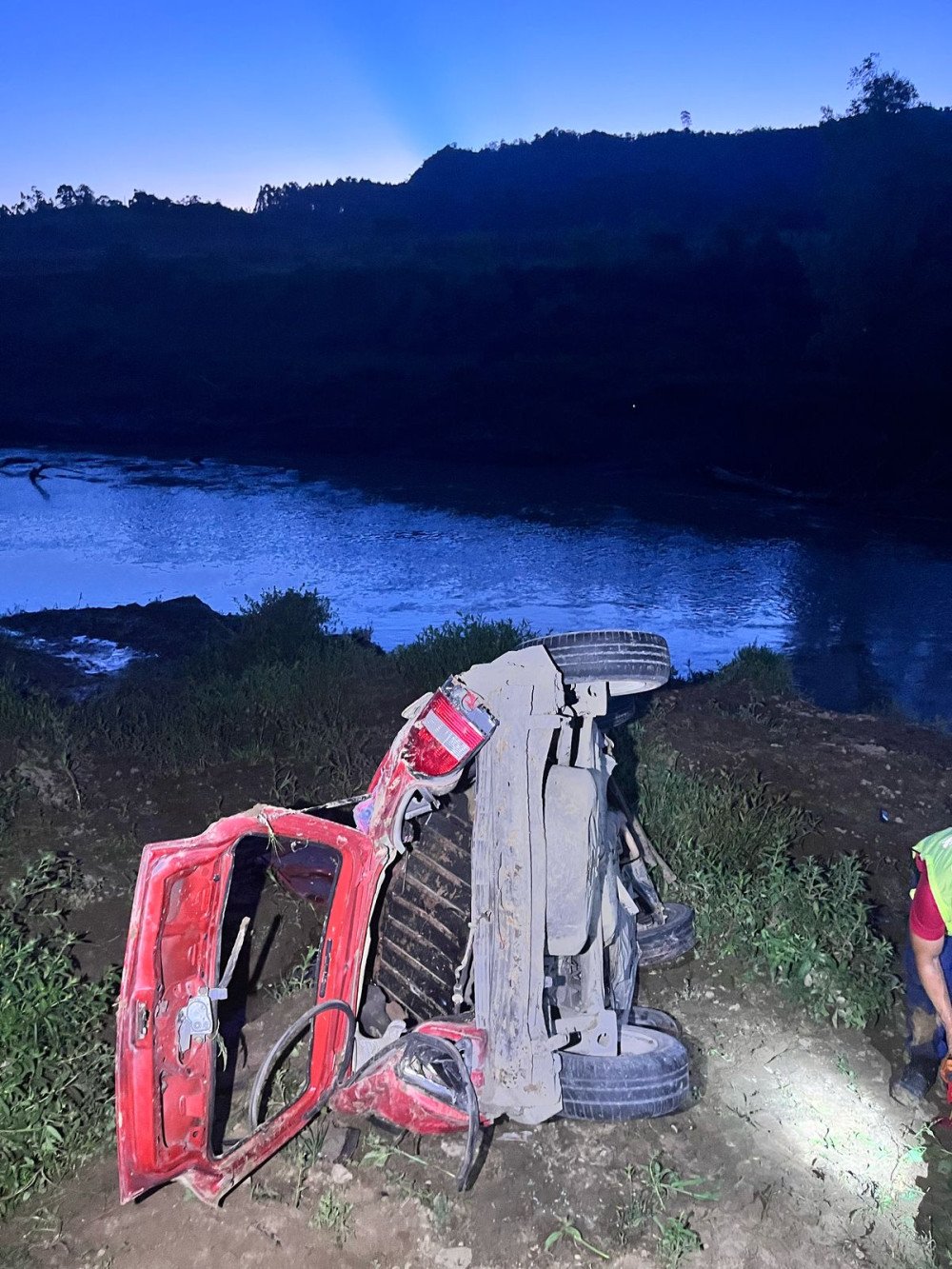 Carro sai da pista, capota e quase cai dentro do Rio Itajaí-Açu no Alto Vale