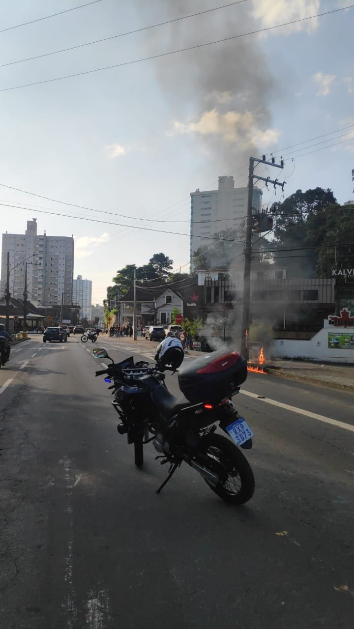 Transformador pega fogo e semáforo é prejudicado no bairro Victor Konder, em Blumenau; GMT já está no local