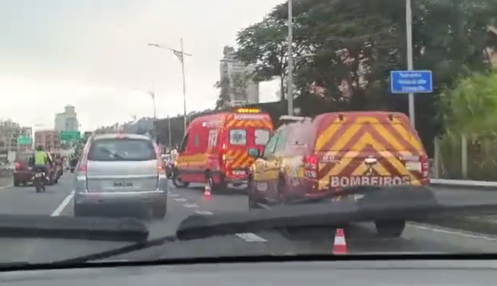 Vídeo: Acidente envolvendo dois carros e motocicleta deixa duas pessoas feridas em Blumenau