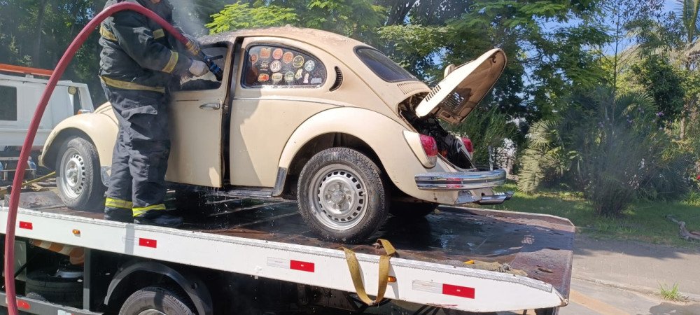 Fusca que estava em guincho pega fogo e bombeiros são acionados em Blumenau