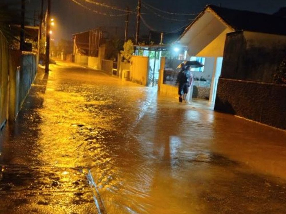 Vídeo: Após dia de calor extremo, chuva forte causa alagamentos em ruas de Blumenau