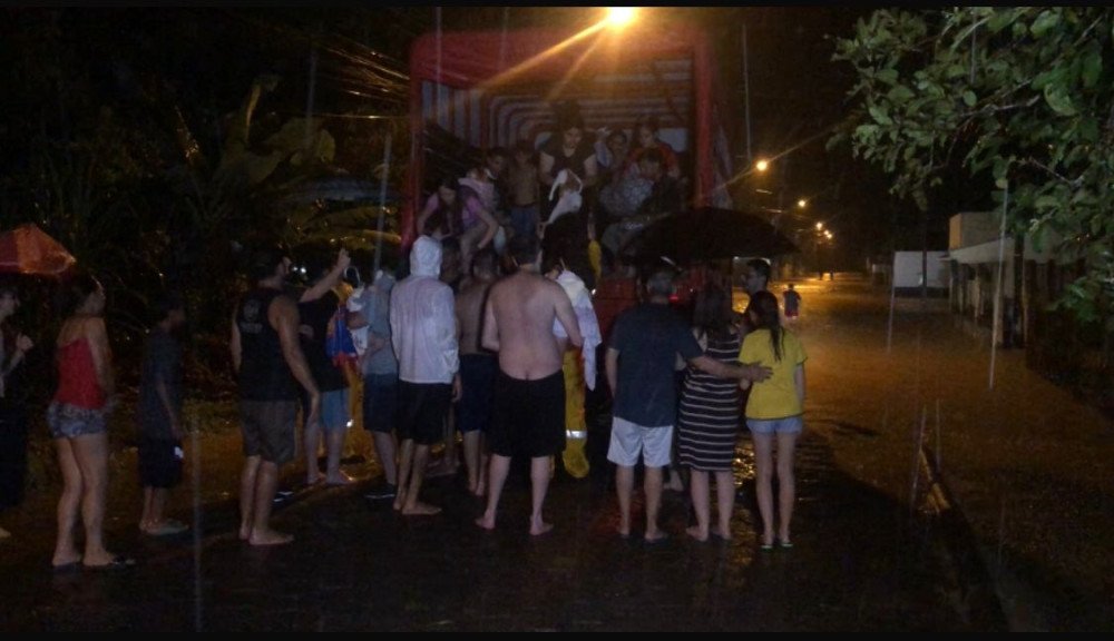 Casal de idosos é resgatado de casa atingida por enxurrada e deslizamento em Blumenau