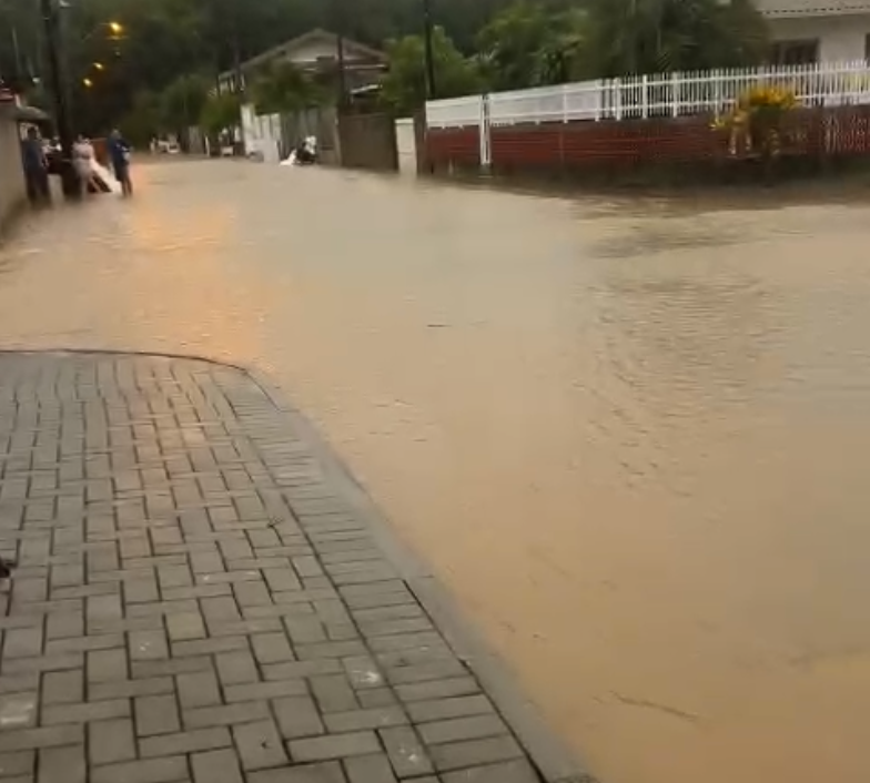 Vídeo: Moradores do Loteamento Pôr do Sol enfrentam novo alagamento em menos de 24 horas em Blumenau