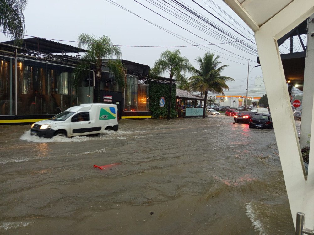 Corredores de ônibus são liberados em Blumenau após temporal