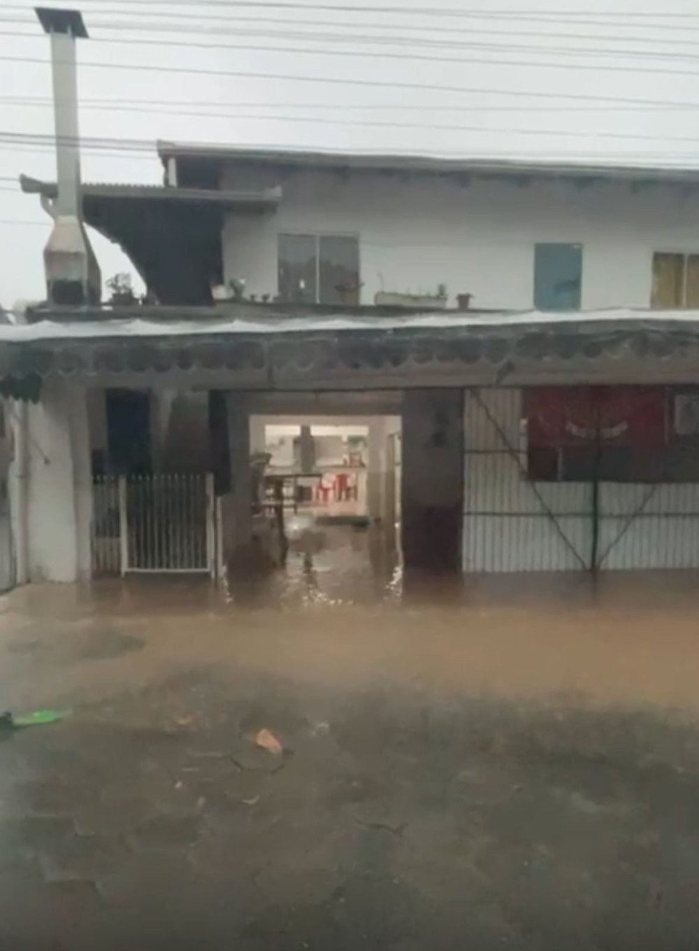 Vídeo: Temporal atinge Gaspar e provoca alagamentos, quedas de árvore e falta de energia