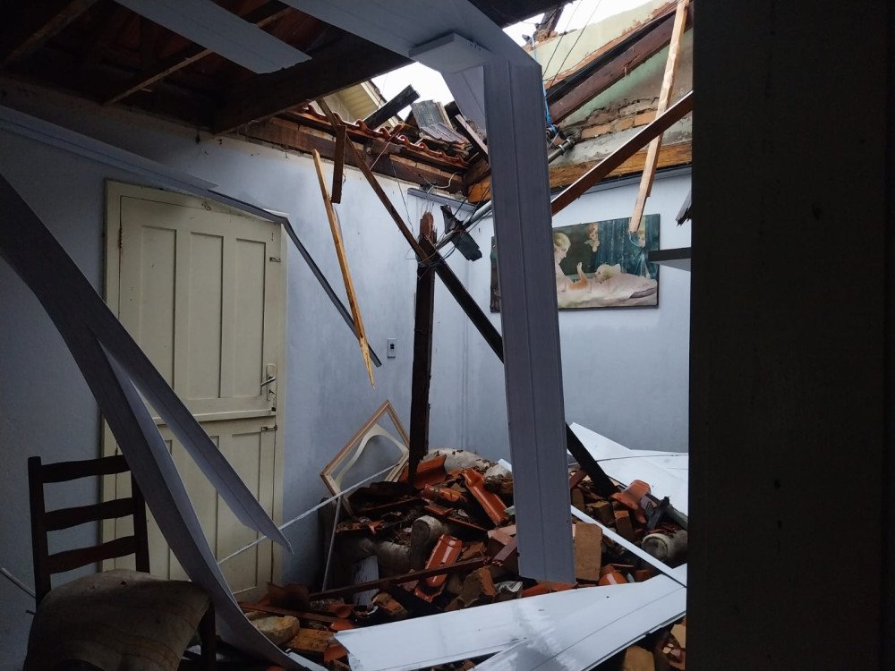 Temporal em Brusque deixa 12 pessoas desalojadas e causa estragos em diversos bairros