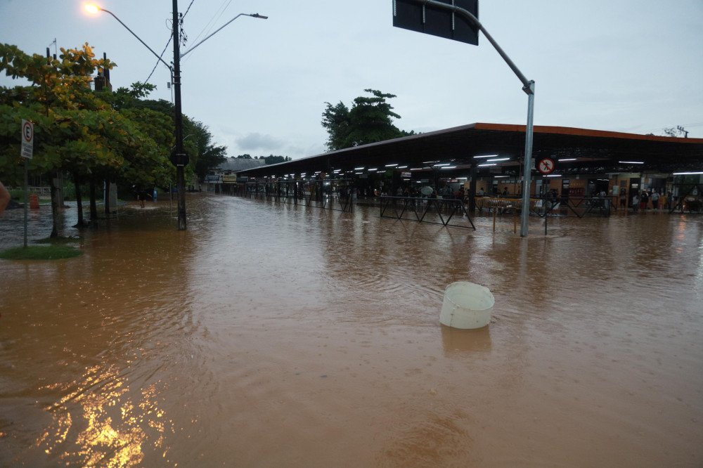 Você repórter: Moradores registram ruas alagadas em Blumenau