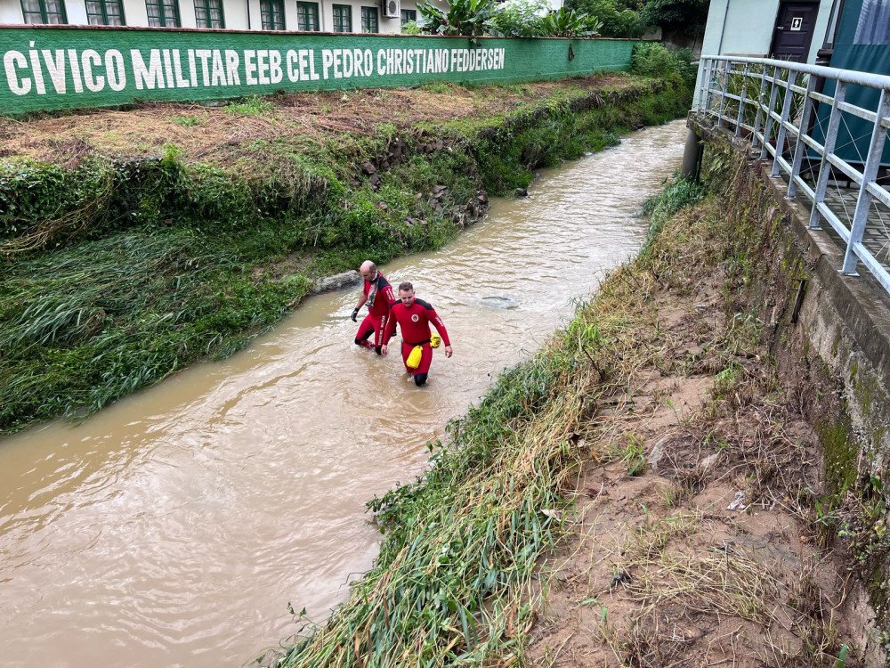 Buscas por adolescente desaparecido em rio de Blumenau são retomadas nesta sexta-feira