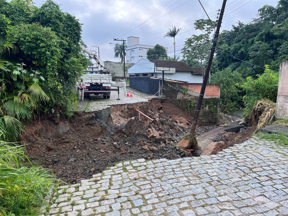 Após fortes chuvas, rompimentos na rede afetam trânsito e abastecimento de água em Blumenau
