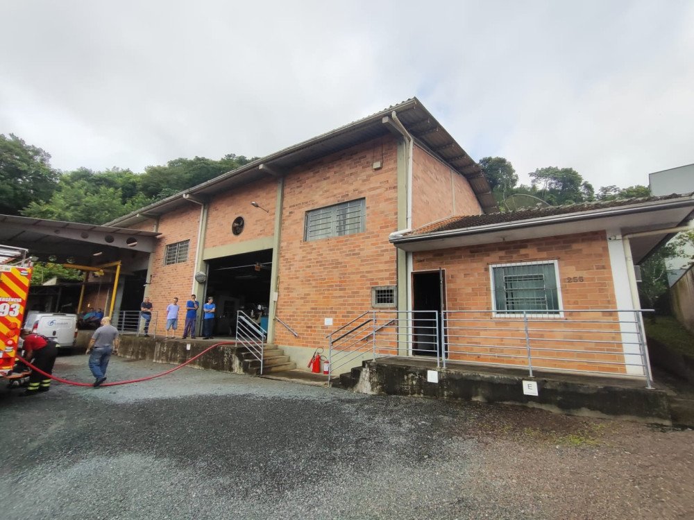 Princípio de incêndio em empresa é controlado em Gaspar