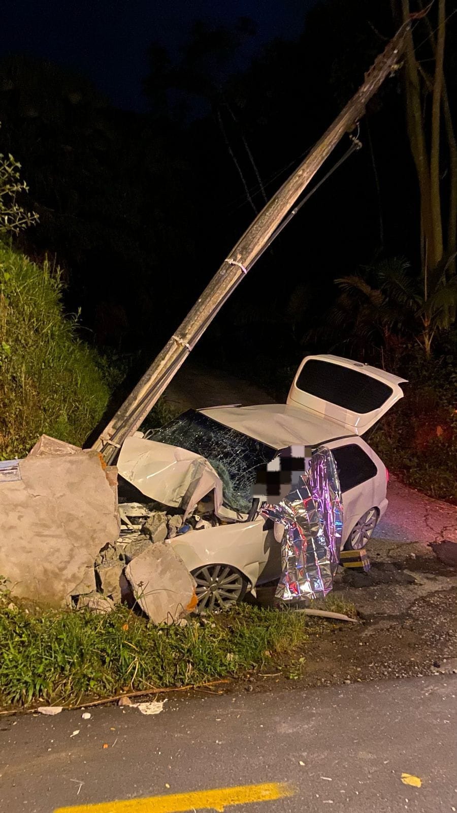 Motorista morre após bater carro em poste no Centro de Pomerode