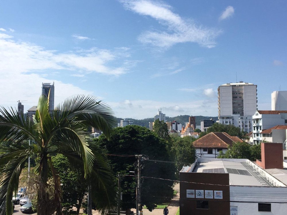 Domingo será de calor e chance de pancadas de chuva em Blumenau