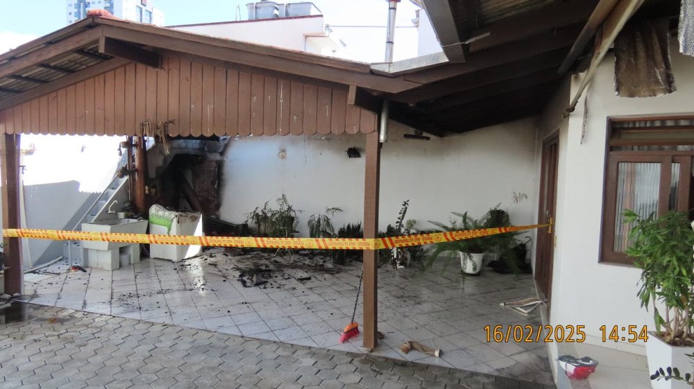 Garagem de casa pega fogo e bombeiros são acionados em Blumenau