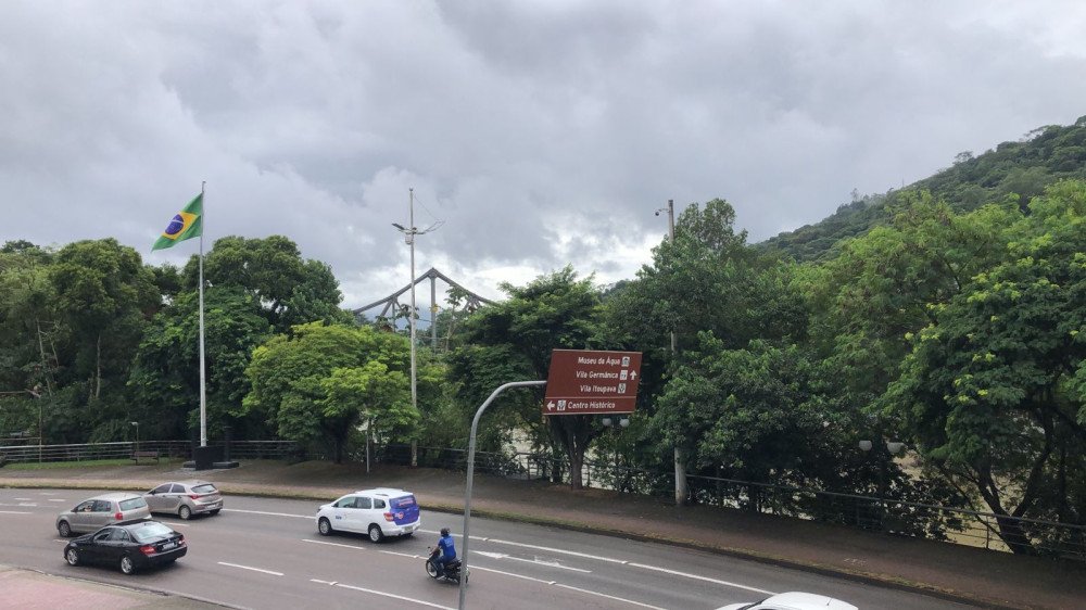 Segunda começa com nebulosidade e chuva fraca em Blumenau; tarde será abafada e com risco de temporais