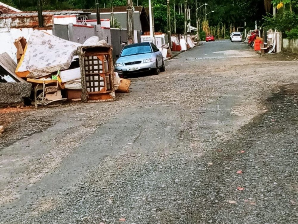 Moradores de Blumenau aguardam a retirada de entulhos após chuvas