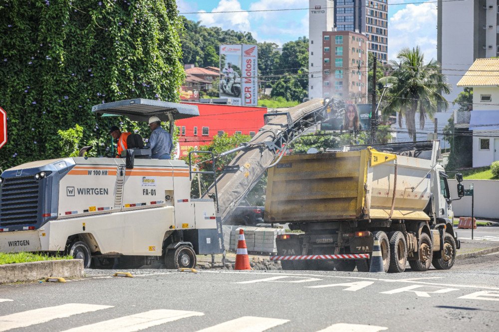 Obra de pavimentação no entorno da Praça do Estudante pode ter trânsito alterado nesta terça em Blumenau