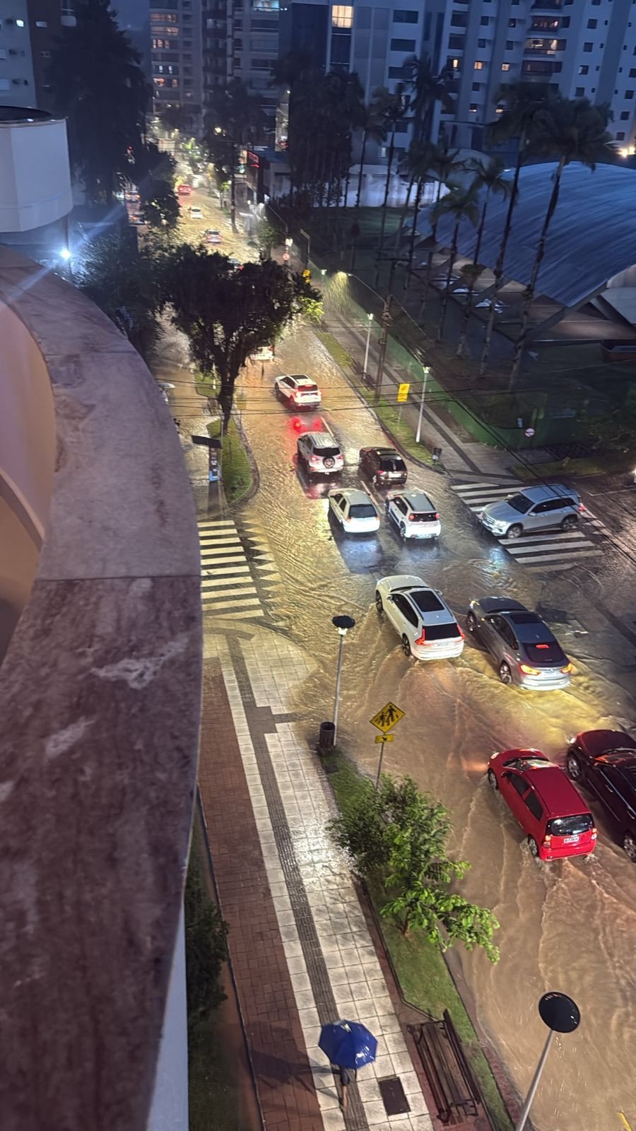 Vídeos: Volta a chover em Blumenau, e a cidade já registra pontos de alagamento