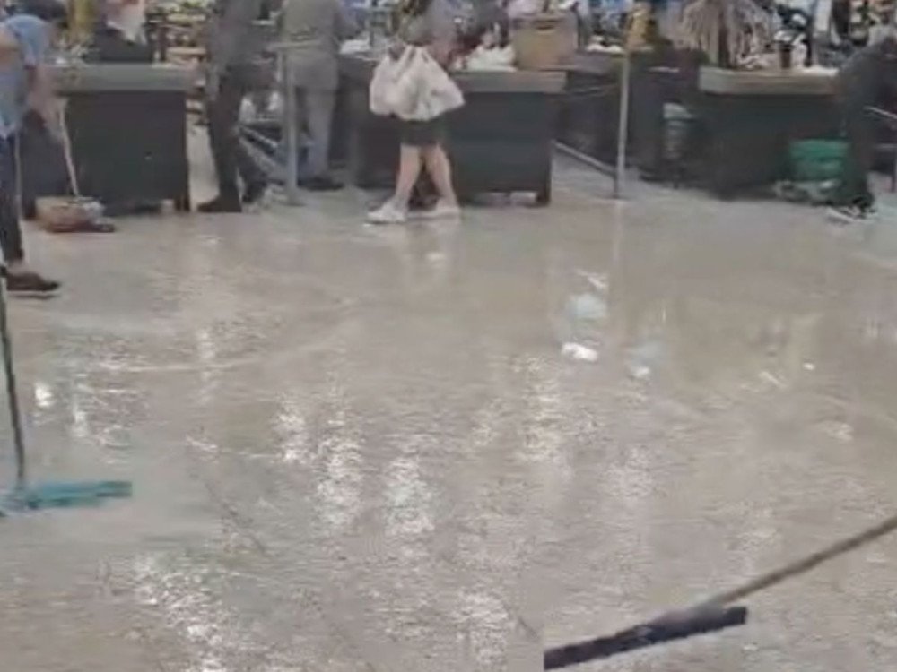 Vídeo: Supermercado é tomado pela água durante forte chuva em Blumenau