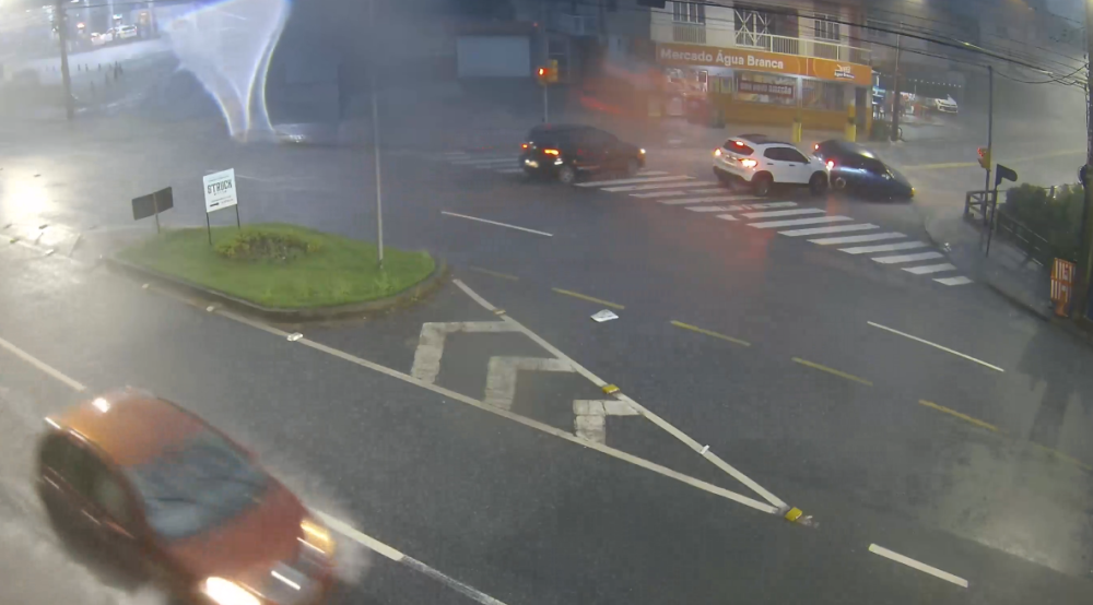 Câmera flagra momento em que carro cai em buraco durante temporal em Blumenau; veja