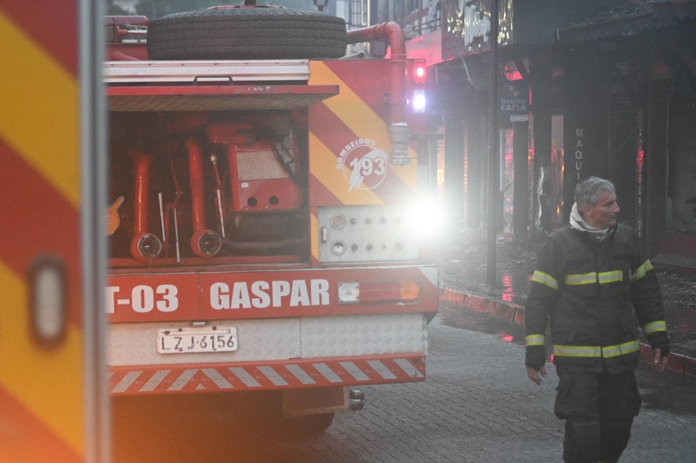 Bombeiros concluem laudo sobre incêndio na Rua XV de Novembro, em Blumenau