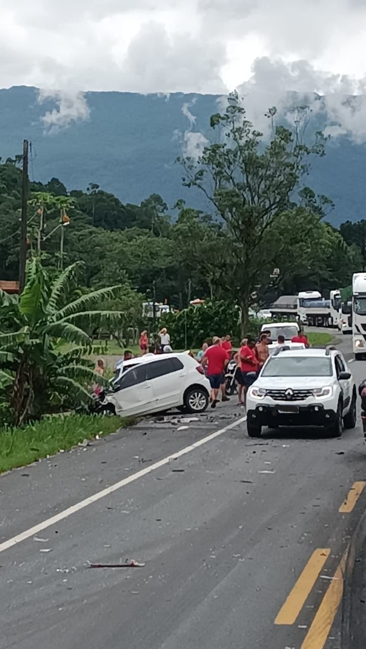 Acidente entre carreta e carro deixa uma pessoa morta na BR-470, em Rodeio
