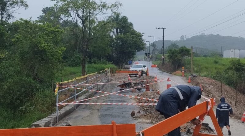 Passagem de pedestres na Estrada Geral da Lagoa, em Gaspar, é interditada