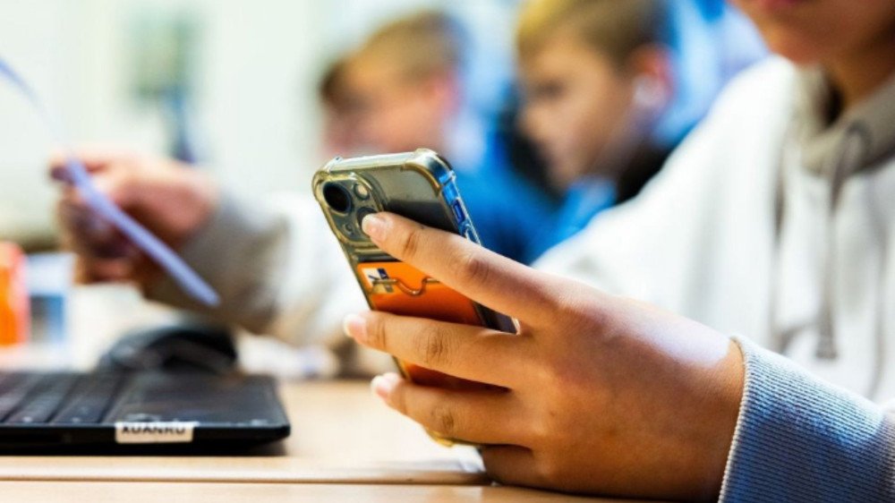Governo regulamenta lei que restringe uso de celular na escola