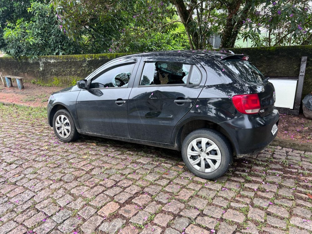 Carro com vidros quebrados é encontrado abandonado no bairro Valparaíso, em Blumenau
