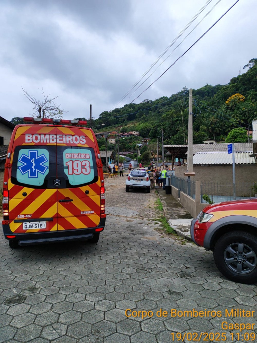 Homem tenta matar mulher com tesouradas em Gaspar