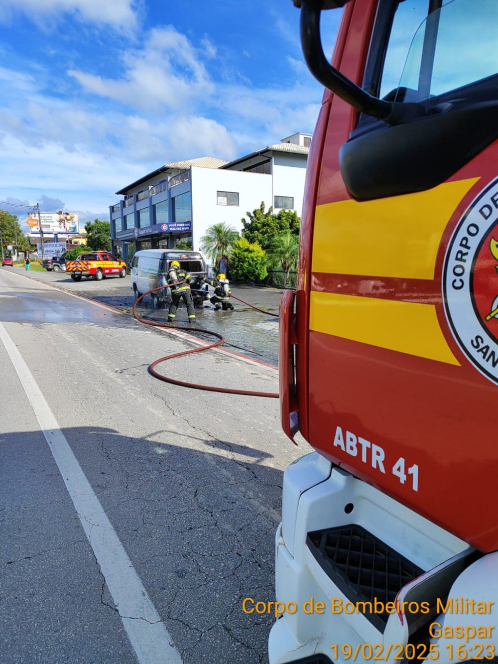 Kombi pega fogo em Gaspar e bombeiros são acionados para combater chamas