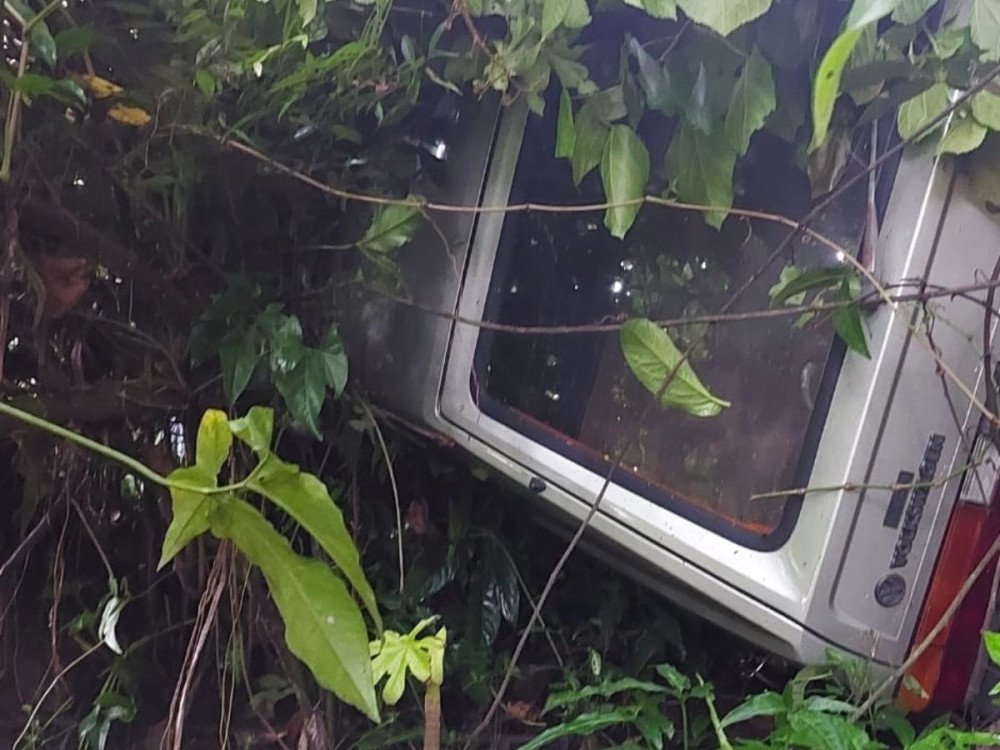 Motorista é resgatado após carro cair em ribanceira em Blumenau