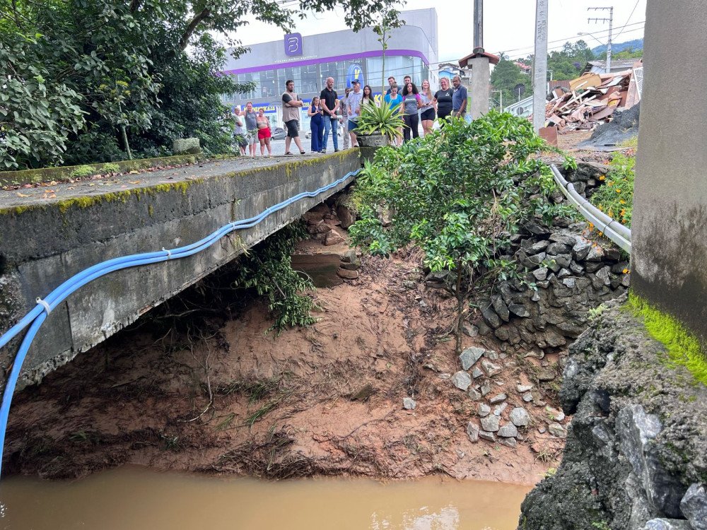 Após perderem tudo por conta da chuva, moradores da Itoupava Central cobram melhorias em drenagem de Blumenau