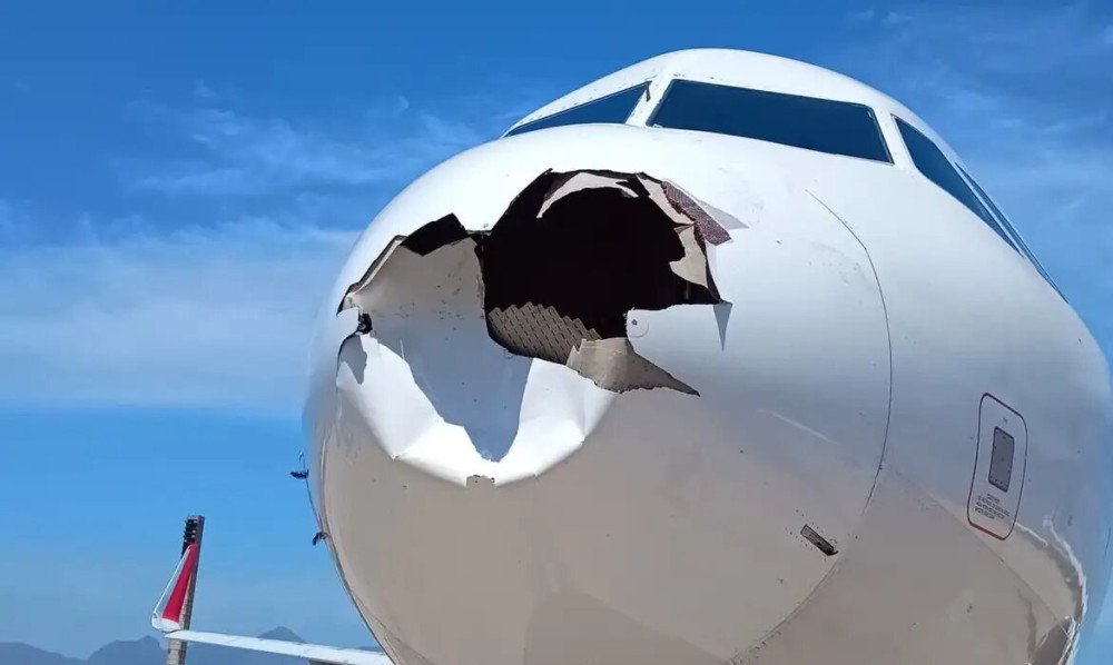 Voo da Latam que iria para São Paulo retorna ao aeroporto do Rio de Janeiro após avião colidir com pássaro