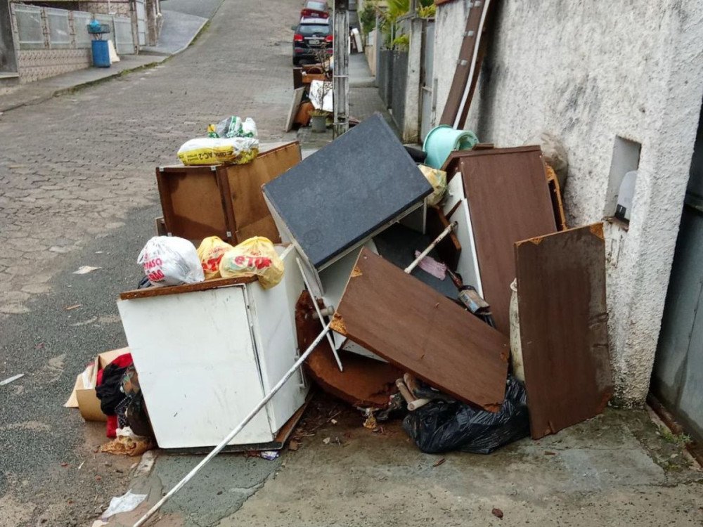 Moradores de rua afetada pela enxurrada em Blumenau reclamam da demora no recolhimento de entulhos; Samae responde