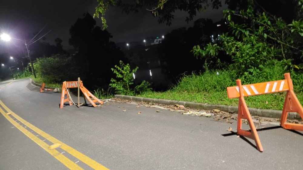 Após chuvas de 2023, moradores ainda enfrentam transtornos causados por deslizamento não resolvido na rua Walter Berner