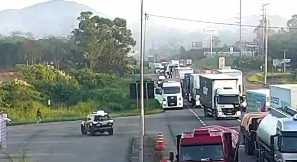 Vídeo: Policial pula dentro de caminhão em movimento após motorista abandonar veículo com drogas