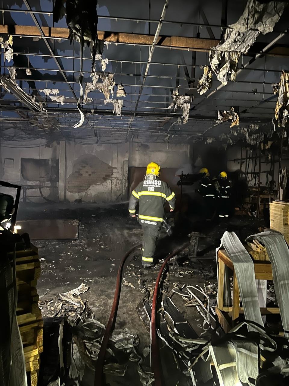 Galpão de fábrica de móveis pega fogo em Gaspar
