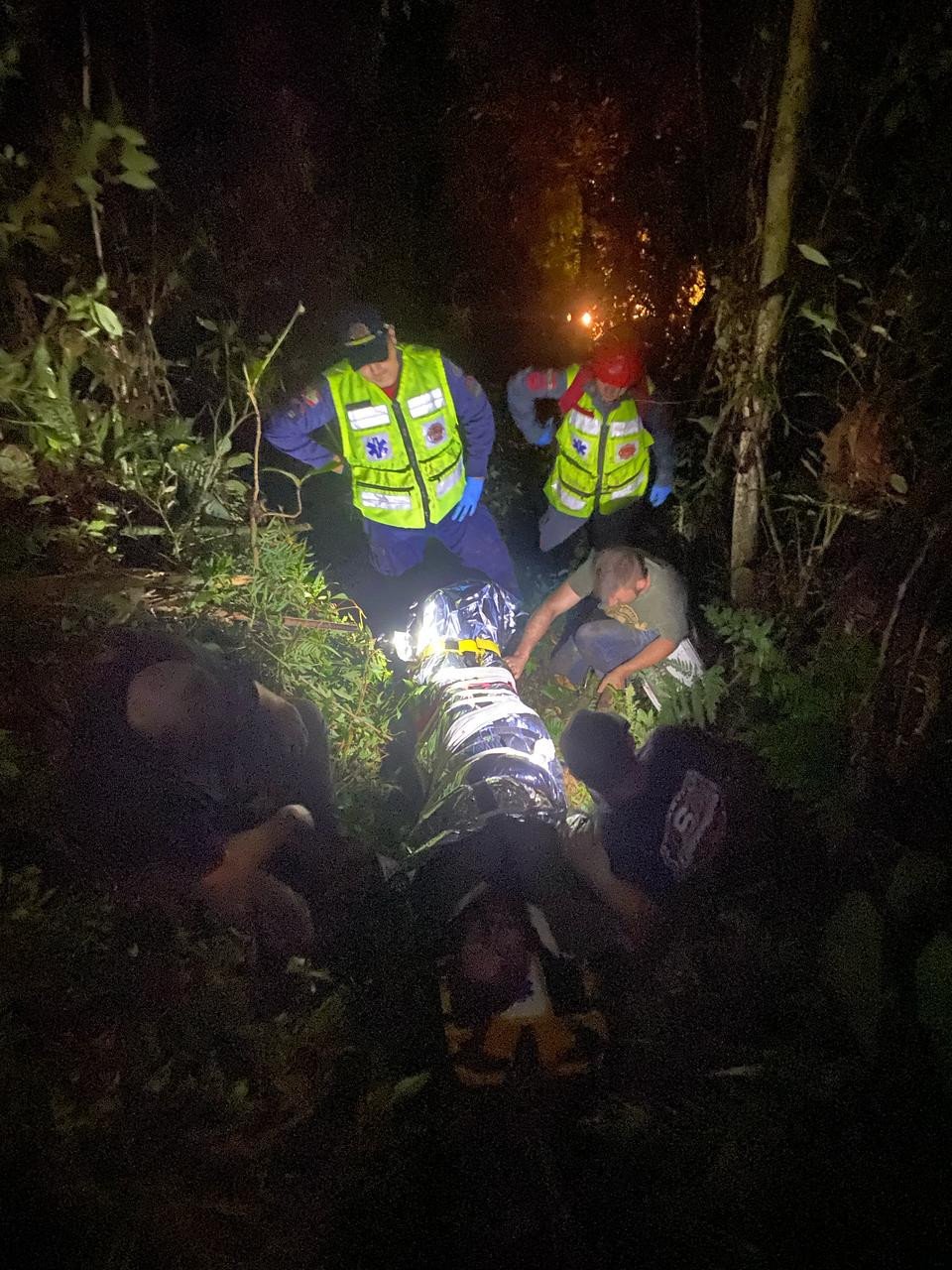 Vídeo: Jipe cai em ribanceira em Blumenau e bombeiros fazem resgate das vítimas; veja