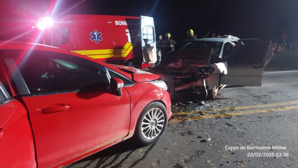 Carros batem de frente na BR-470, em Blumenau, e duas pessoas ficam feridas na madrugada deste sábado